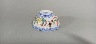 null CHINA, 20th century

Small polylobed porcelain bowl with polychrome enamel decoration...