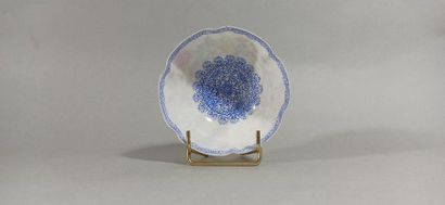null CHINE, XXème siècle

Petite coupe polylobée en porcelaine à décor émaillé polychrome...