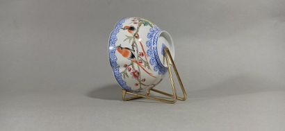 null CHINA, 20th century

Small polylobed porcelain bowl with polychrome enamel decoration...