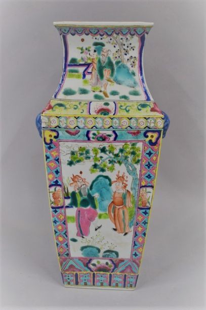  CHINA, 20th century 
Quadrangular porcelain vase with polychrome enamel decoration...