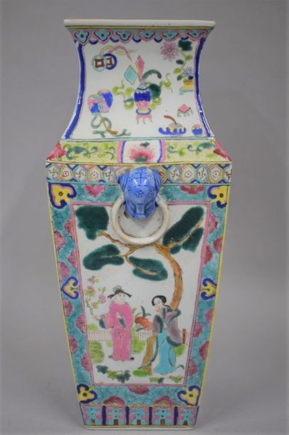 null CHINA, 20th century

Quadrangular porcelain vase with polychrome enamel decoration...