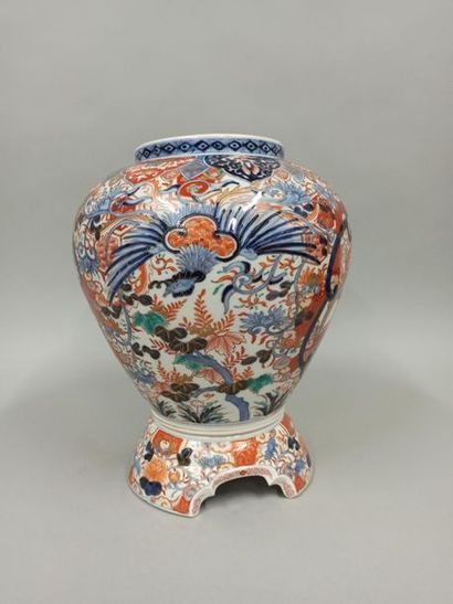  Earthenware planter with Imari decoration with its support. 
Height: 37 cm