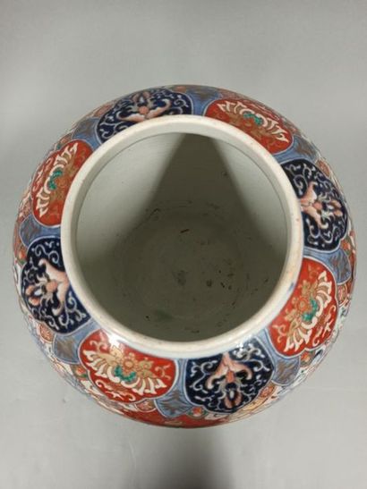 null Earthenware planter with Imari decoration with its support.

Height: 37 cm