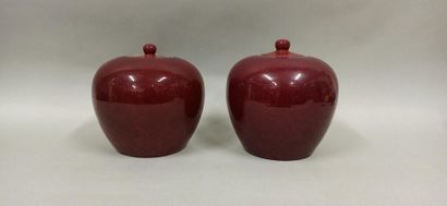  CHINA - Around 1900 
Pair of globular ginger pots in red enameled porcelain. (Splinters,...
