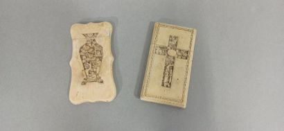 null CHINE, Canton - Vers 1900

Deux petits porte-cartes en ivoire sculpté de scènes...