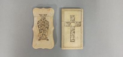 null CHINE, Canton - Vers 1900

Deux petits porte-cartes en ivoire sculpté de scènes...