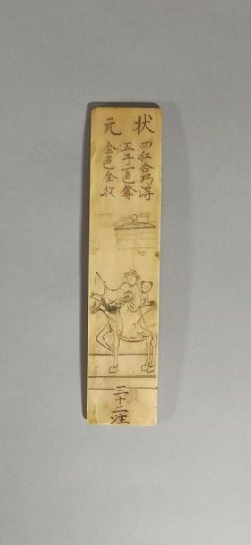  CHINE, Début XXème siècle 
Plaquette votive en ivoire gravée représentant des personnages...