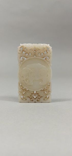 null CHINA - 19th century

Small nephrite plaque with openwork decoration of dragons...