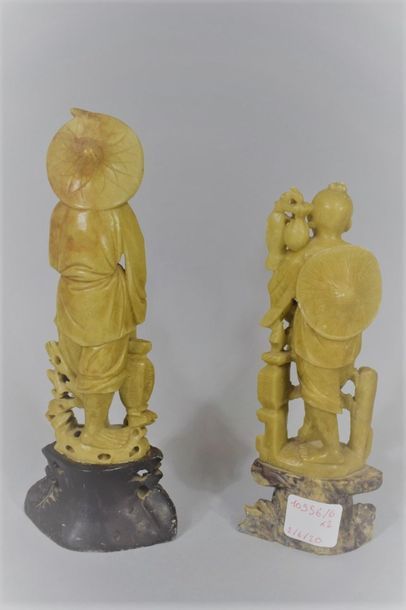  CHINE, Vers 1900 
Deux statuettes en stéatite sculptée repreéentant des pècheurs,...