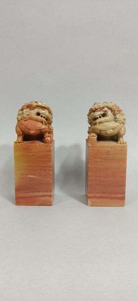 CHINE - XXe siècle

Deux statuettes en stéatite,...