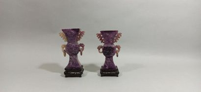  CHINE - XXe siècle 
Deux vases cornets en améthyste, à décor de lotus, les anses...