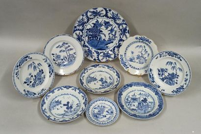  CHINE - XVIIIe siècle 
Plat en porcelaine à décor en bleu sous couverte d'oiseaux...
