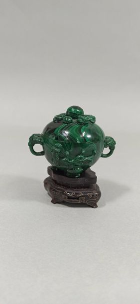 null CHINA - 20th century

Small tripod malachite perfume burner, globular shape,...
