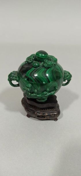 null CHINA - 20th century

Small tripod malachite perfume burner, globular shape,...