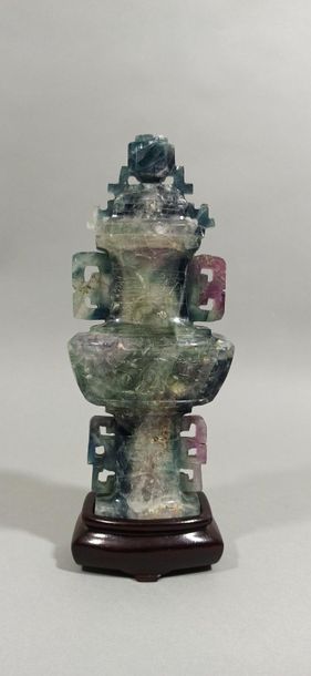 CHINE - XXe siècle

Vase couvert en néphrite,...