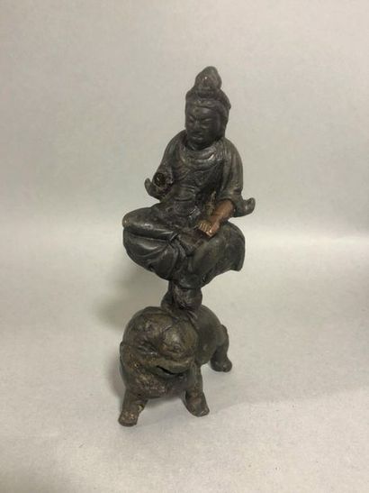 null CHINE - Epoque MING (1368 - 1644) 
Petite statuette de Guanyin en bronze, assise...