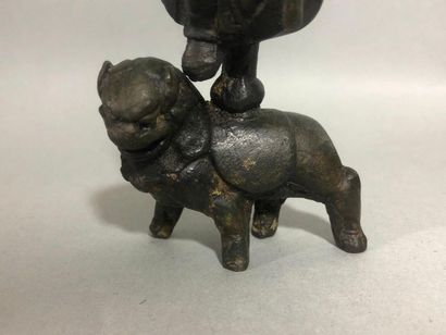 null CHINE - Epoque MING (1368 - 1644) 
Petite statuette de Guanyin en bronze, assise...
