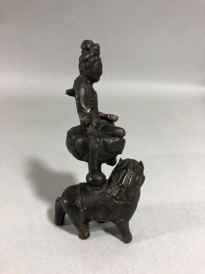 null CHINE - Epoque MING (1368 - 1644)

Petite statuette de Guanyin en bronze, assise...