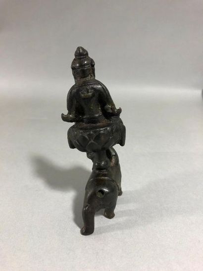 null CHINE - Epoque MING (1368 - 1644)

Petite statuette de Guanyin en bronze, assise...