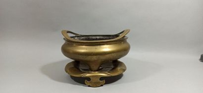 null CHINE - Vers 1900

Grand brûle-parfum tripode en bronze, à deux anses, posant...