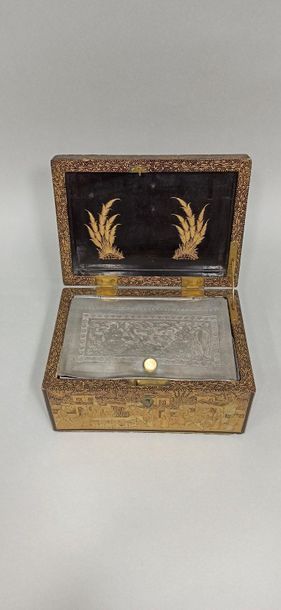 null CHINA, Canton - circa 1900

Tea box in black and gold lacquer, decorated with...