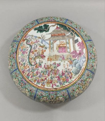 null CHINE - Epoque DAOGUANG (1821 - 1850)

Grande boite lenticulaire en porcelaine,...