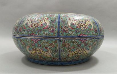 null CHINE - Epoque DAOGUANG (1821 - 1850)

Grande boite lenticulaire en porcelaine,...
