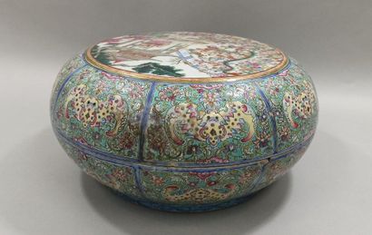  CHINA - DAOGUANG Period (1821 - 1850) 
Large lenticular porcelain box, decorated...
