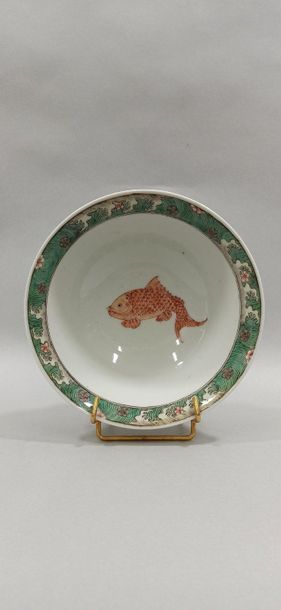  CHINE - XIXe siècle 
Bol en porcelaine à décor en émaux dans le style de la famille...