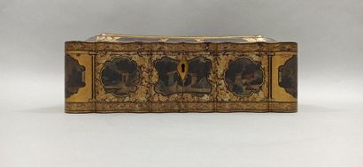 null CHINA, Canton - circa 1900

Rectangular box in black lacquer, with gold lacquer...