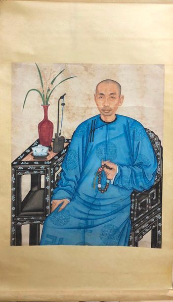 null CHINE - XXe siècle

Encre et couleurs sur papier, portrait d'un homme assis...