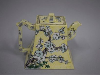  CHINA 19th century 
Biscuit teapot and its porcelain lid in a quadrangular shape...