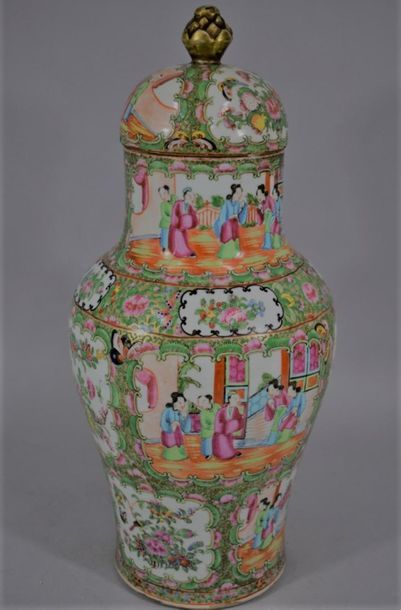 null CHINE Canton, Fin XIXème siècle

Vase balustre et couvert en porcelaine émaillée...