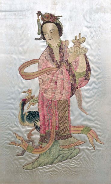 null CHINE, Fin XIXe siècle

Grand panneau en soie beige à décor brodé aux fils polychromes...