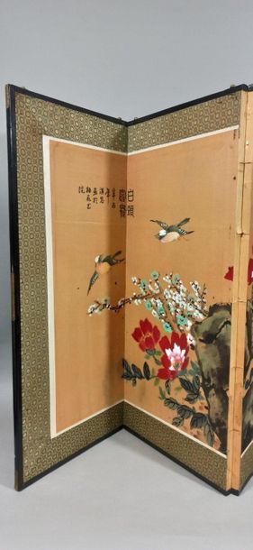 null CHINA - Modern

Small four-leaf folding screen, ink and colour on silk, birds...