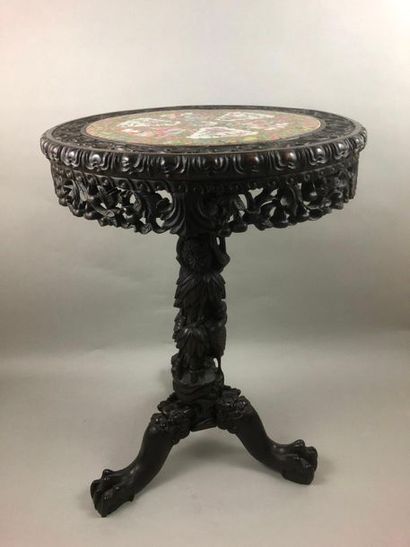 null CHINA, Canton - 20th century

Wooden pedestal table, the foot carved with cranes...