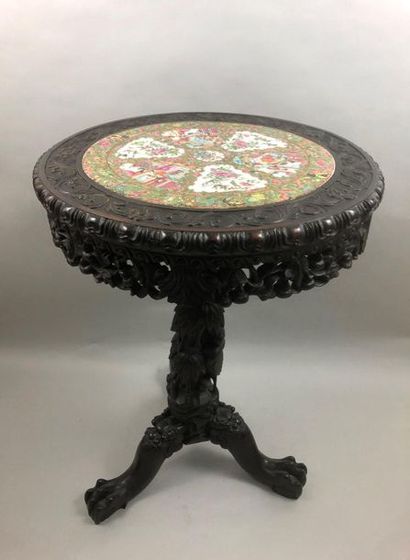 null CHINA, Canton - 20th century

Wooden pedestal table, the foot carved with cranes...