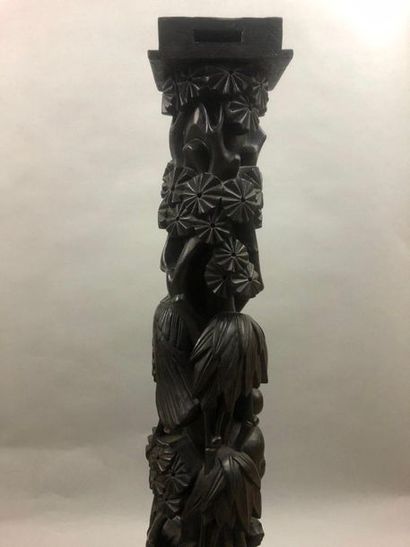 null CHINE, Canton - XXe siècle

Guéridon en bois, le pied sculpté de grues dans...
