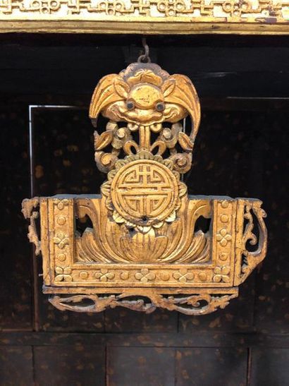 null Autel bouddhique en bois sculpté laqué noir rehaussé d'or ouvrant en partie...