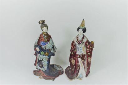 null JAPON, Début du XXème siècle

Deux statuette en terre cuite peinte, représentant...
