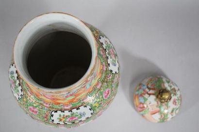  CHINE Canton, Fin XIXème siècle 
Vase balustre et couvert en porcelaine émaillée...