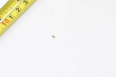 null Diamant jaune de taille carré sur papier. 

Poids : env. 0.11 ct. 