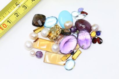 null Lot de pierres sur papier comprenant quartz, perles et camées. 