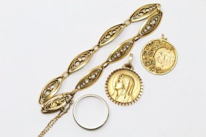 null Lot d'or jaune 18k (750) comprenant un bracelet à maille navette, une alliance,...
