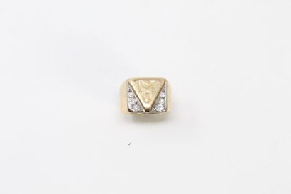 null Chevalière en or jaune 18k ( 750) ornée de diamants et monogrammée "MO" 

Tour...