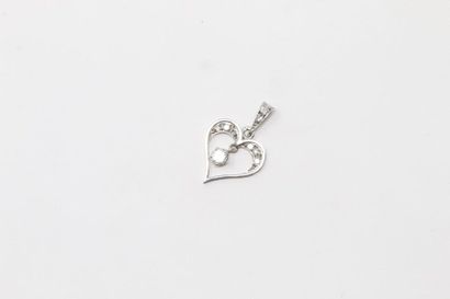 null Pendentif coeur en or gris 18k (750) orné d'un diamant central sur griffes et...