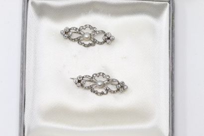 null Paire de broches en or gris 18k (750) ornées de perles et de diamants.

Poids...