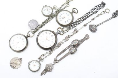 null Lot de 5 montres de goussets, chatelaine, médailles en argent et métal. 

Poids...