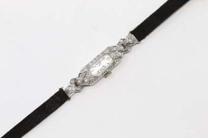 null Montre bracelet de dame, boîtier rectangulaire en platine (950) ornée de diamants,...