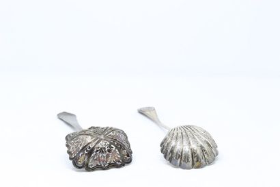 null Set of two silver sprinkling spoons (950/1000) one of them damaged



Weight:...